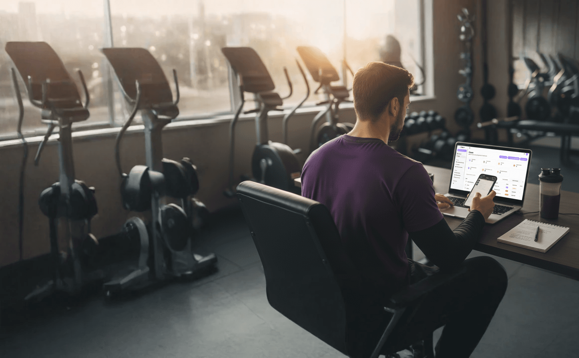 Coach sportif utilisant OptyFit pour automatiser l'administratif
